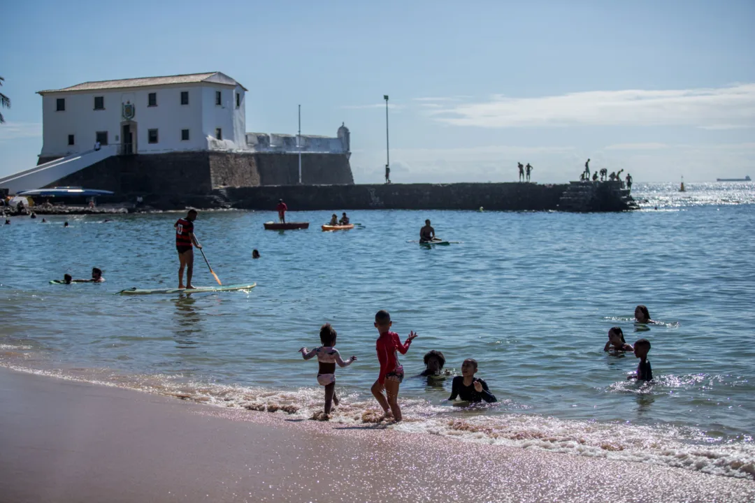 Praia do Porto 
da Barra atrai banhistas e praticantes de esportes