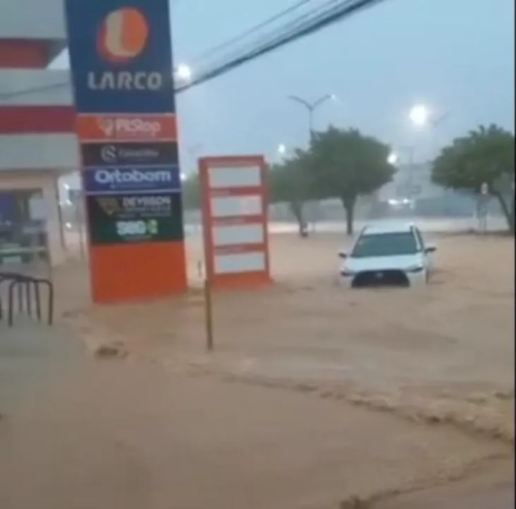 A Prefeitura de Barreiras informou que o alagamento acontece por causa da localização ladeada pelas serras do Mimo e da Bandeira