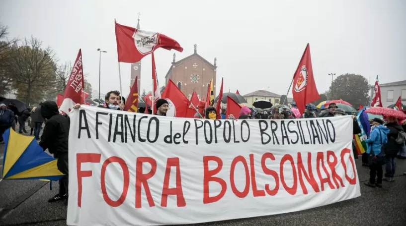 População de Anguillara Venete se manifestaram pedindo cancelamento da cidadania de Bolsonaro no país