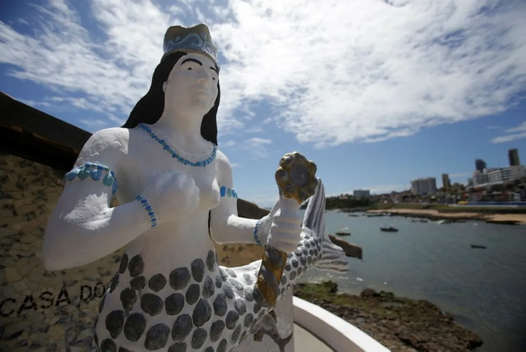 Escultura da Casa de Iemanjá, no Rio Vermelho