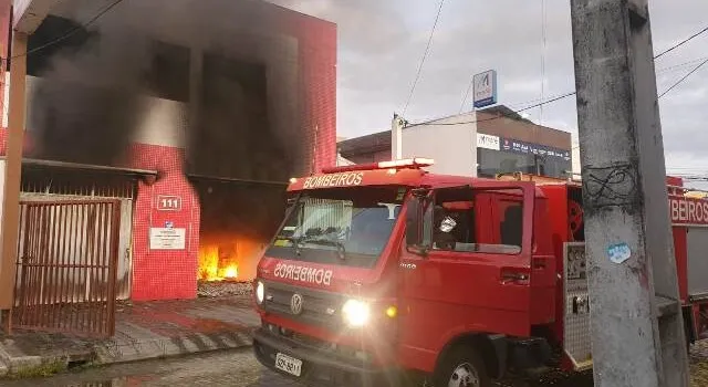 Fogo tomou conta de loja de motos em Feira de Santana