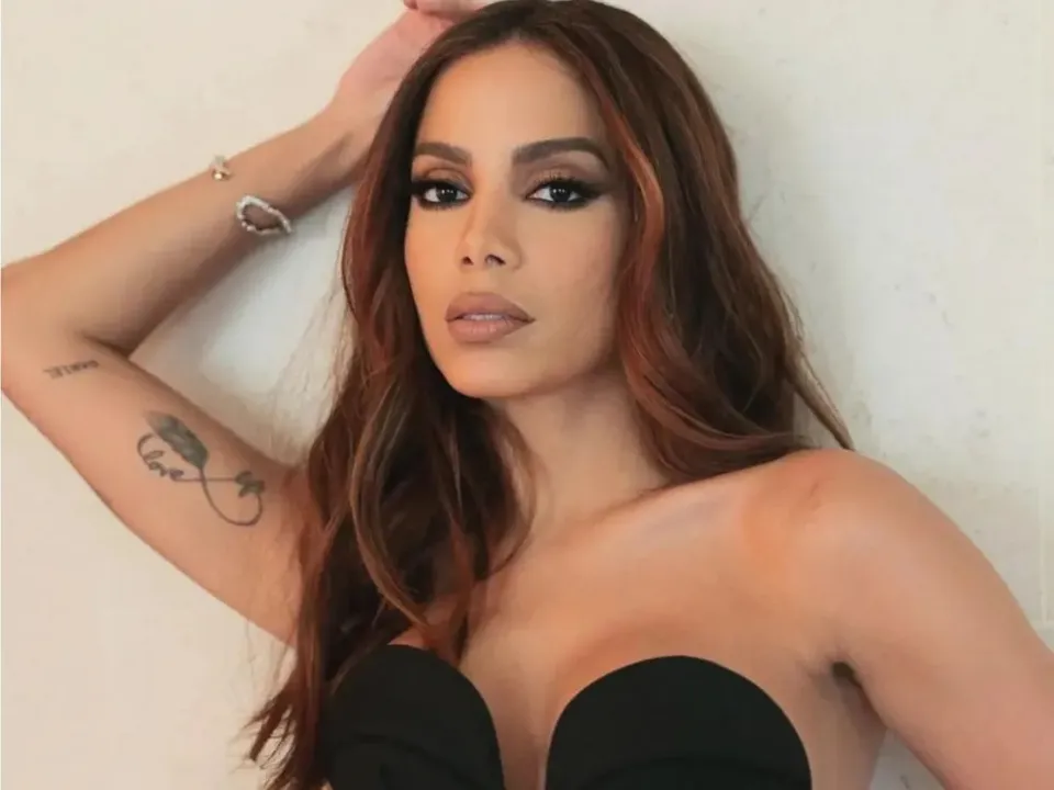 Anitta faz defesa de clique no qual simula sexo oral em modelo