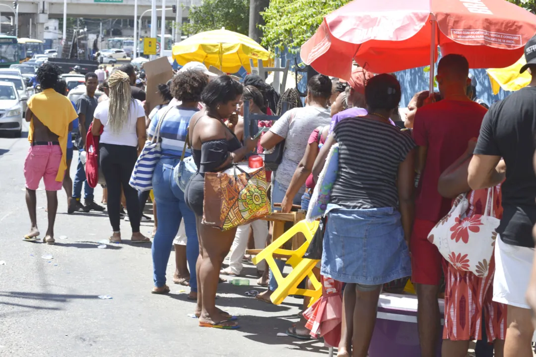 Na manhã desta segunda, ambulantes esperavam pelo credenciamento para trabalhar na Festa de Iemanjá em frente à Semop