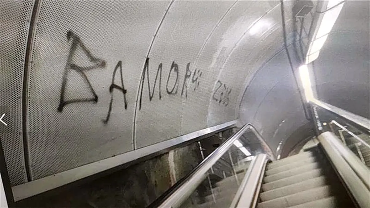 Vagões do Metrô de Salvador foram pichados com o nome da torcida organizada Bamor