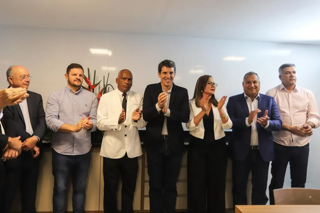 Diretoria Executiva ao lado dos homenageados na reforma estrutural da UPB