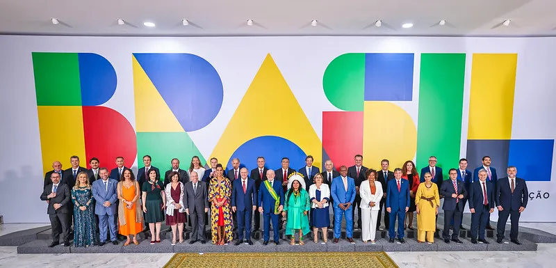 Lula acompanhado de todos os ministros em cerimônia de posse como presidente