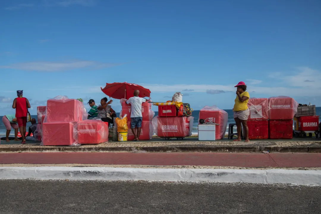 Ambulantes em Salvador em preparação para o último Festival da Virada, em dezembro