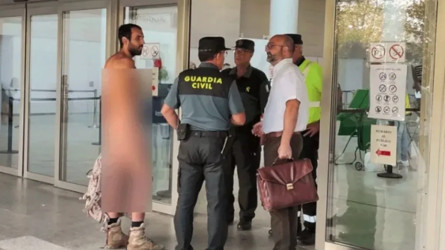 Alejandro Colomar, 29, foi filmado chegando ao tribunal de Valência usando apenas um par de botas