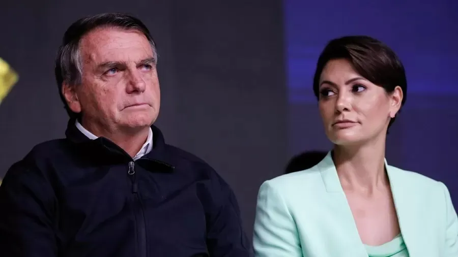 Segundo a reportagem, Bolsonaro reclamava com frequência aos funcionários da forma com que Michelle tratava os seus filhos de outro casamento