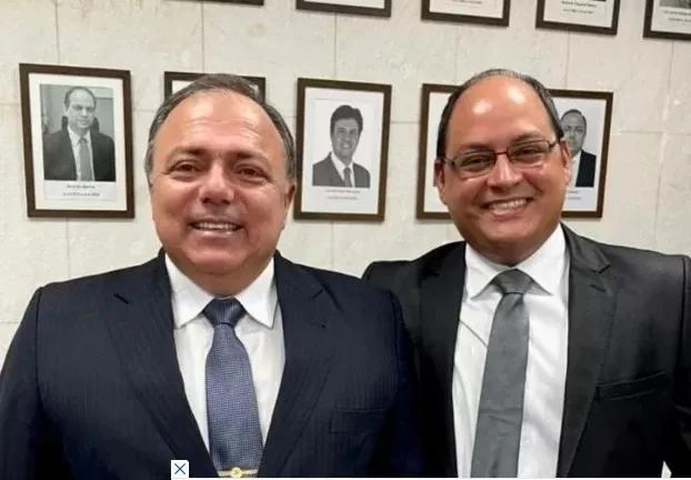 Ex-ministro da Saúde Eduardo Pazuello e o seu novo secretário parlamentar, Zoser Plata