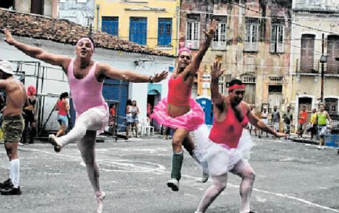 Após a partida, um minitrio desfila por três horas no bairro com o time