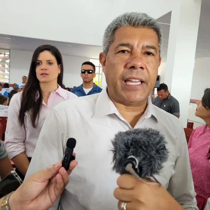 O governador Jerônimo Rodrigues em entrega de colégio