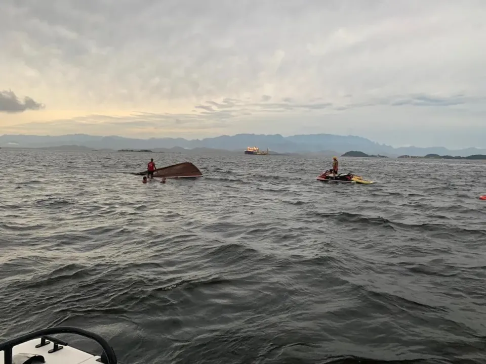 Barco afunda na Baía de Guanabara, no Rio de Janeiro