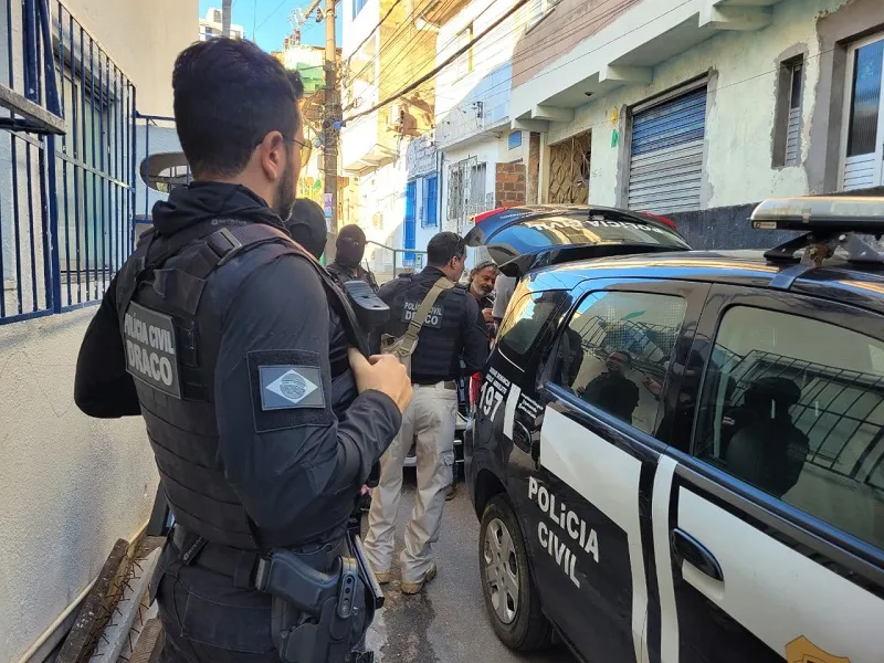 Mandados de prisão e de busca e apreensão estão sendo cumpridos em bairros da capital baiana