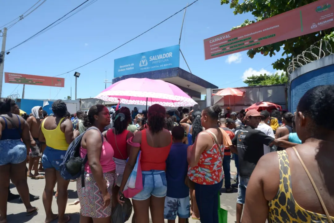 Ambulantes acampados em frente a sede da Secretaria Municipal de Ordem Pública (Semop), por medo de não garantir cadastro online para o Carnaval