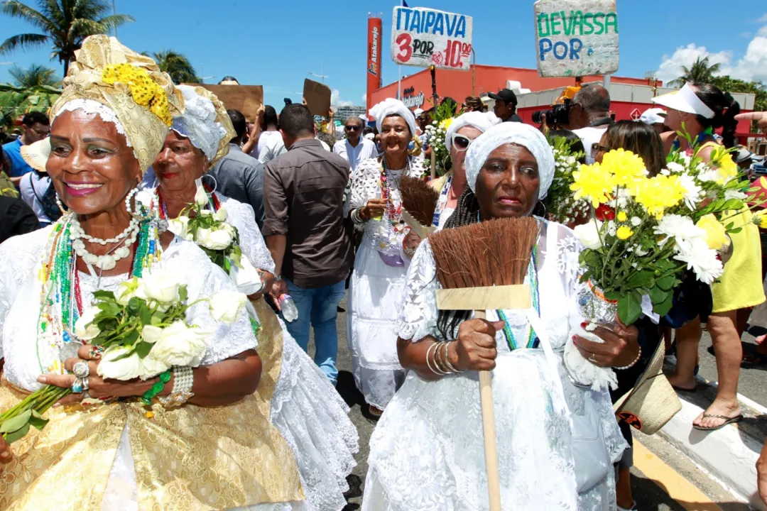 Imagem ilustrativa da imagem Baianas lavam escadaria em retorno da Lavagem de Itapuã