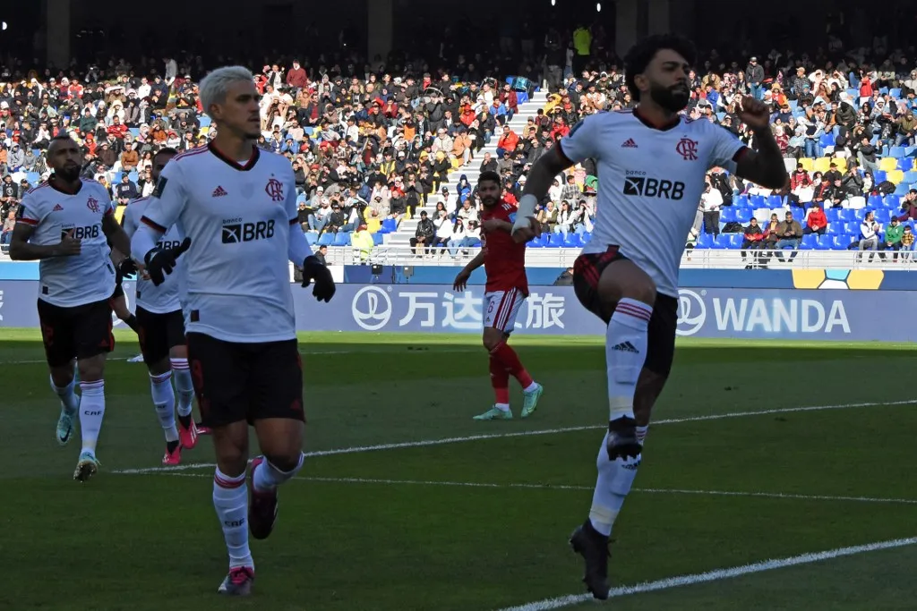 Pedro e Gabigol comemoram em vitória do clube brasileiro