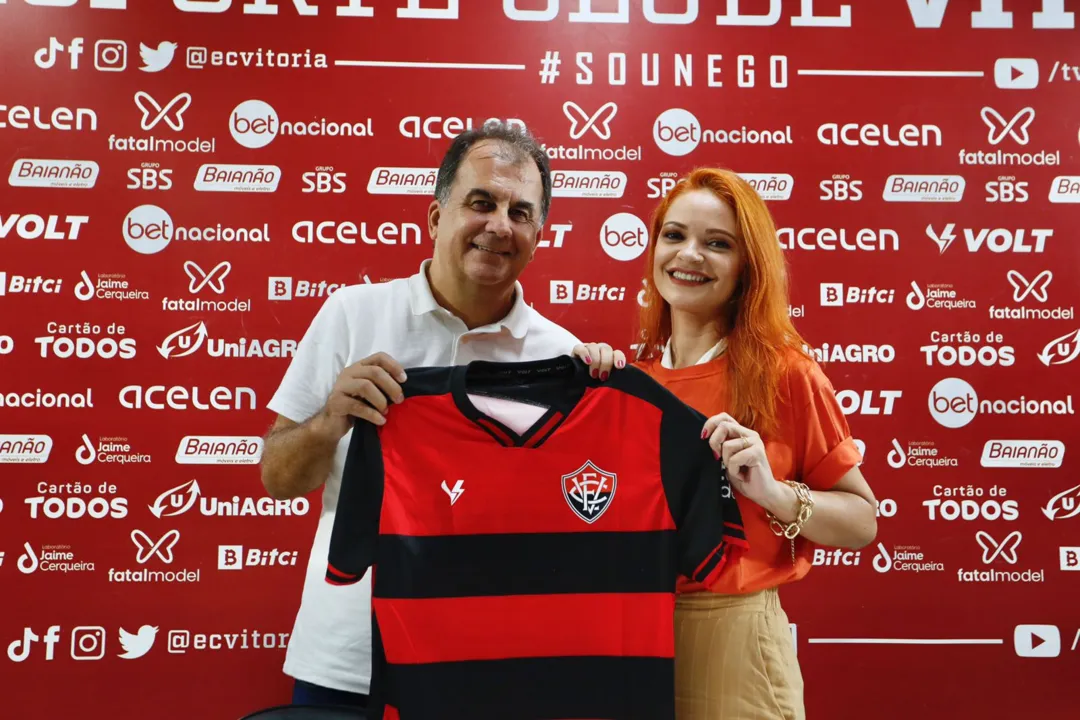 Presidente do Vitória, Fábio Mota, com a porta-voz da Fatal Model, Nina Sag