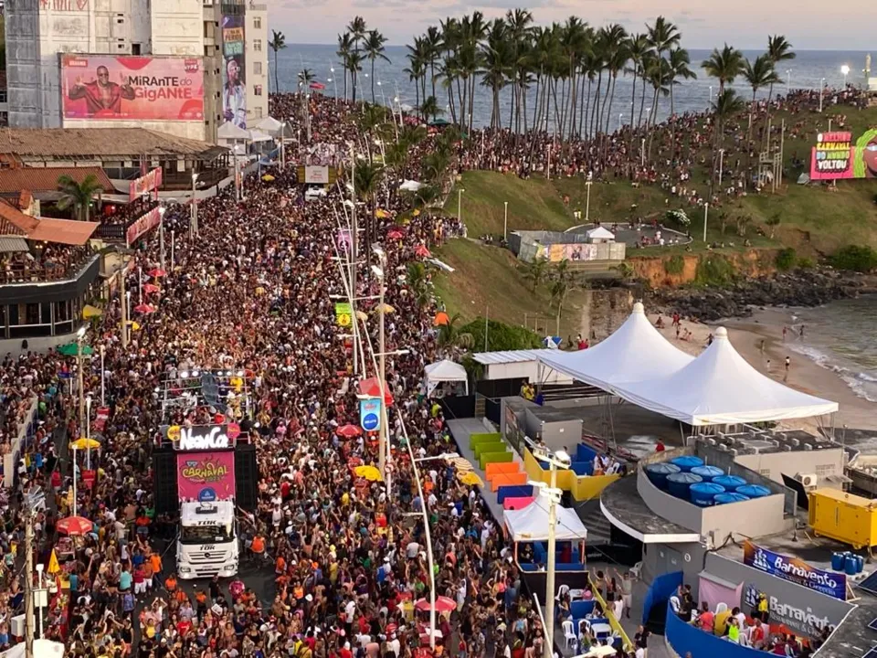 “É extraordinário o que a gente está vendo aqui, a alegria das pessoas em estar participando do pré-Carnaval desde ontem", disse Isaac Edington