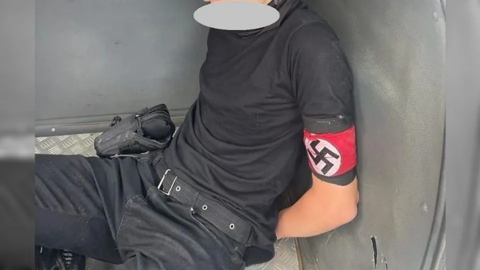 Adolescente que jogou bombas caseiras usava braçadeira nazista
