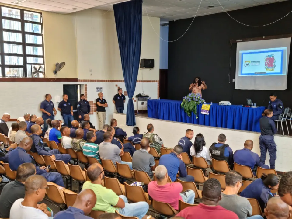 A reunião aconteceu no auditório da Escola Luís Eduardo Magalhães, na Avenida San Martin