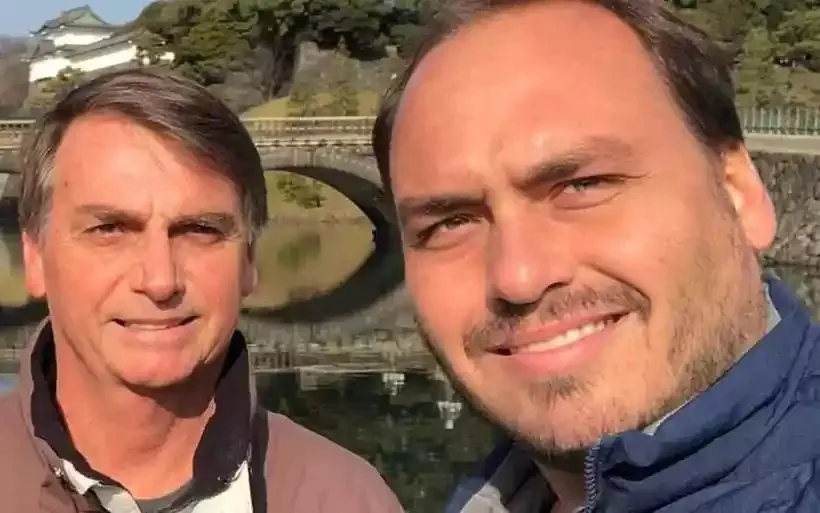 Ex-presidente Jair Bolsonaro e Carlos Bolsonaro durante viagem à Rússia