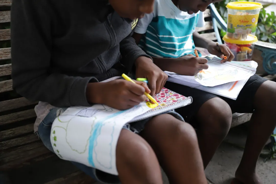 Uma parceria entre o Centro Projeto Axé de Defesa e Proteção à Criança e ao Adolescente e Secretaria de Promoção Social e Combate à Pobreza (Sempre) tem ajudado a atender e até a tirar crianças em situação de rua