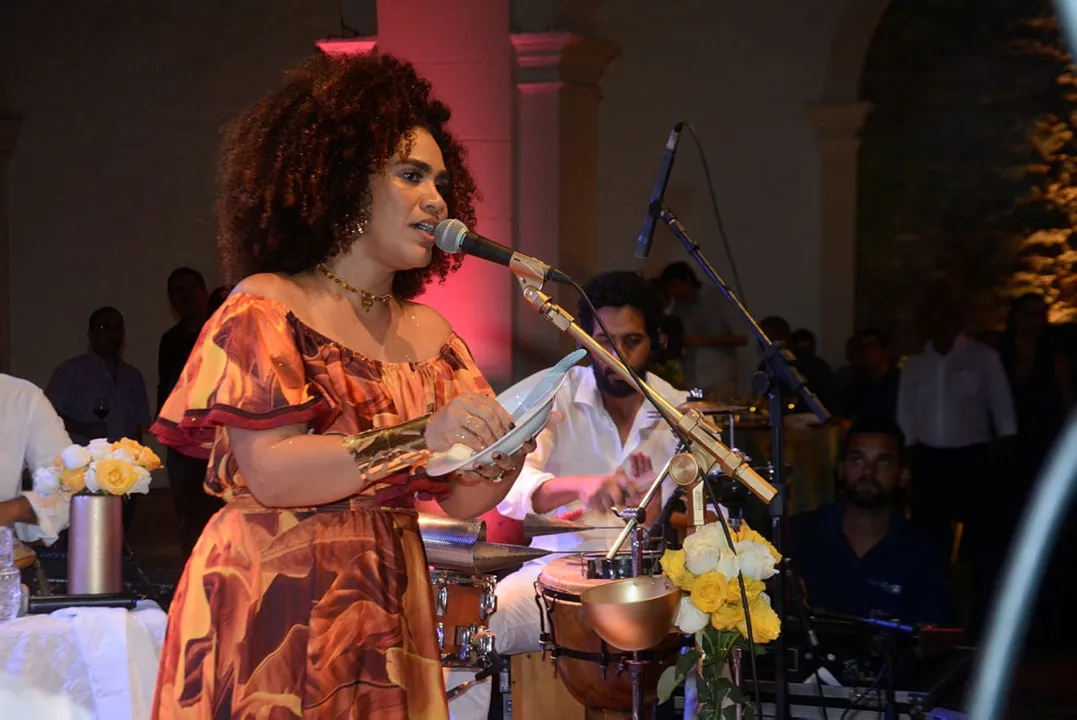 A cantora ironizou a falta de espaço e dignidade para os artistas do samba na Bahia