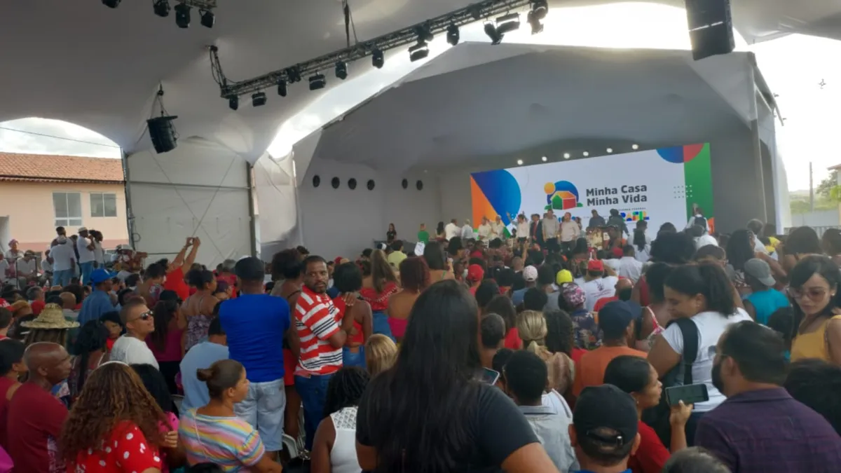 População aguarda início de evento em Santo Amaro com o presidente Lula