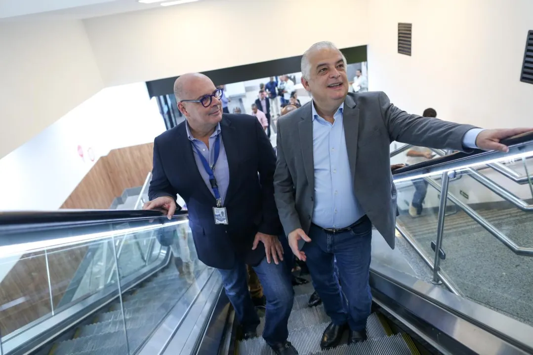 Julio Ribas, CEO da VINCI Airports Brazil (óculos), acompanha o ministro Márcio França durante a visita ao aeroporto