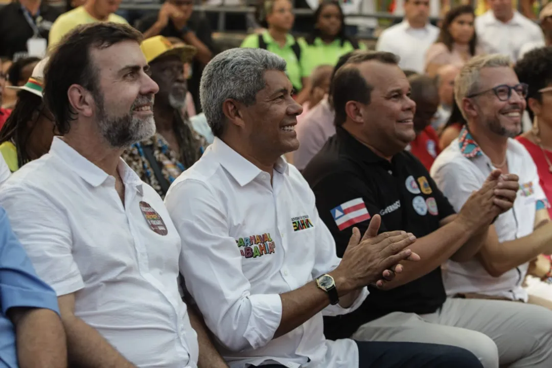 De camisa preta, vice-governador Geraldo Júnior participando do lançamento do Carnaval Ouro Negro