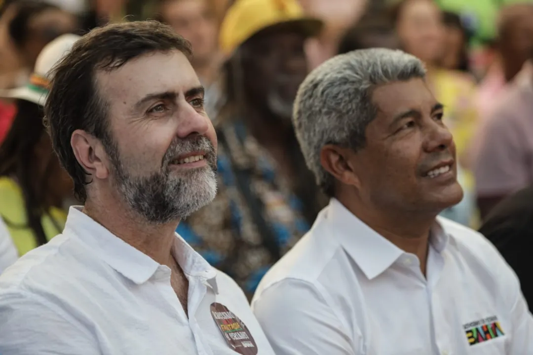 Marcelo Freixo e o governador da Bahia, Jerônimo Rodrigues (PT) durante entrega do selo "Ouro Negro" no Pelourinho nesta quarta-feira