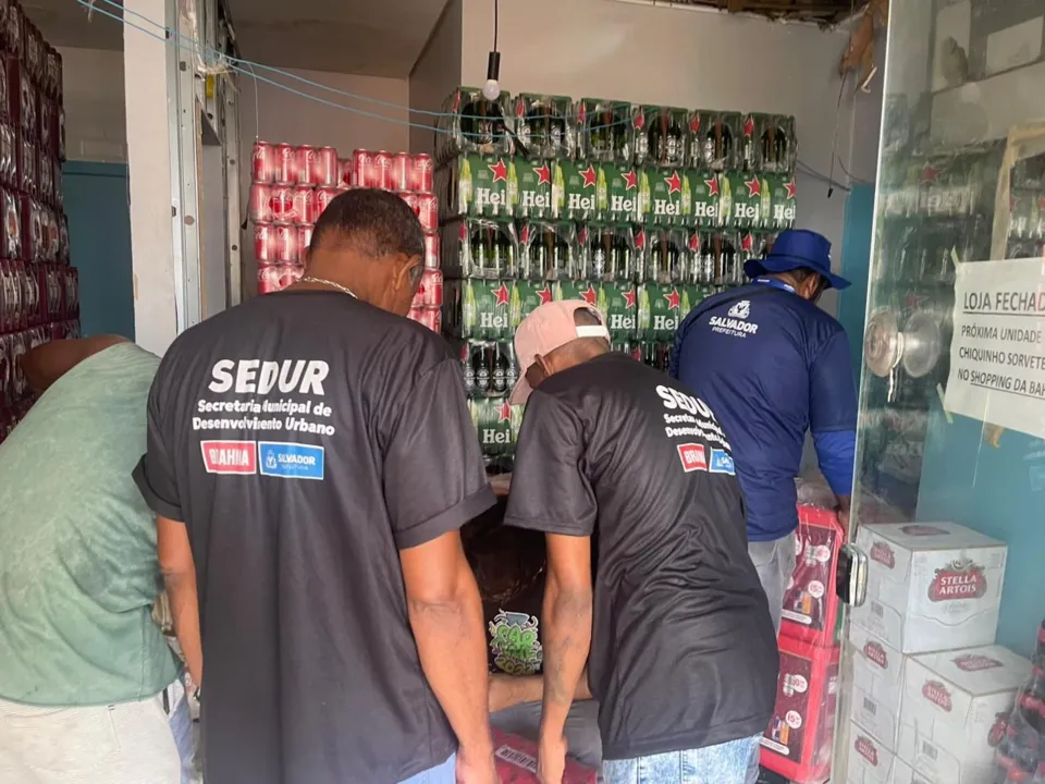 Bebidas foram encontradas na rua Marques de Leão, na Barra