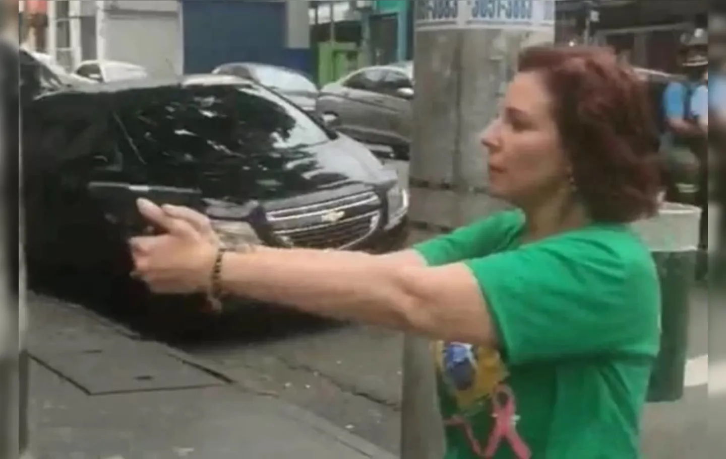 Deputada federal Carla Zambelli (PL-SP) com arma em punho durante confusão em São Paulo