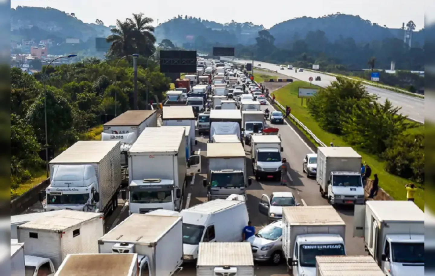 Caminhoneiros bloqueiam a Rodovia dos Imigrantes, em São Paulo