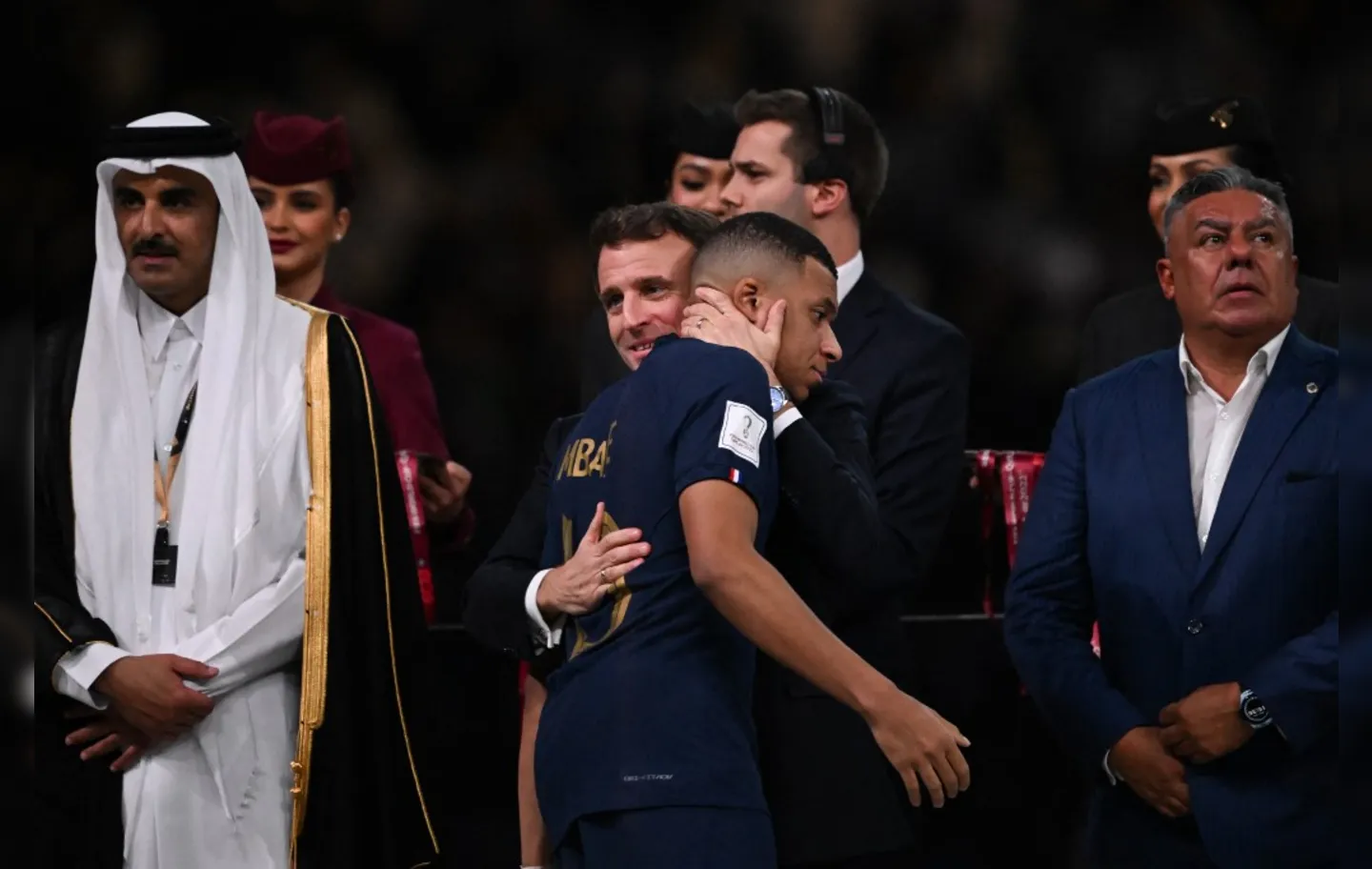 Macron foi flagrado consolando Kylian Mbappé dentro do gramado