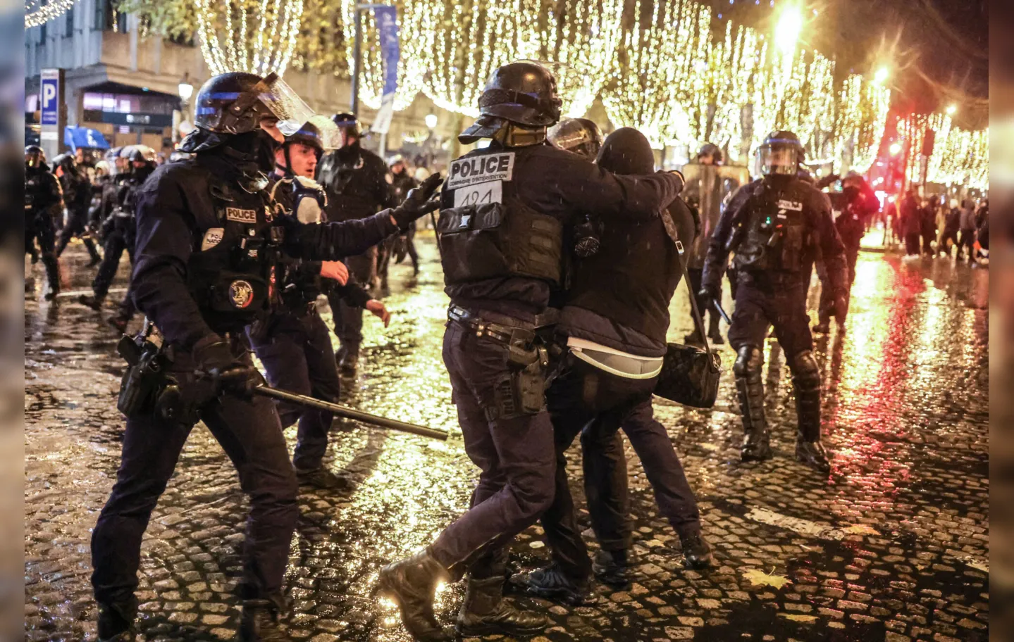 Na avenida Champs-Élysées, policiais foram atacados com garrafas e fogos de artifício