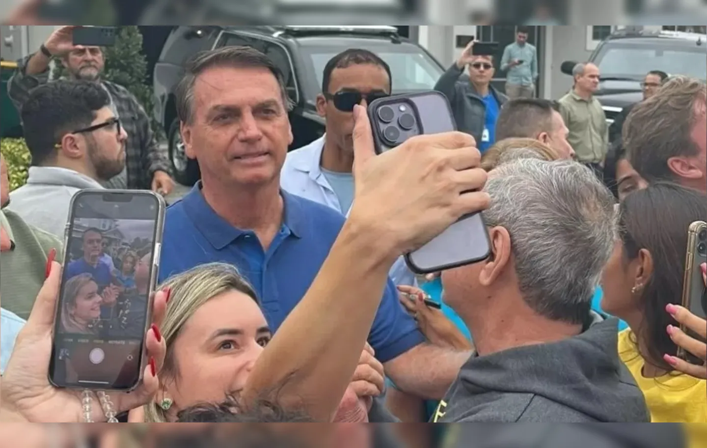 Bolsonaro (PL) conversou com cerca de 50 apoiadores, deu autógrafos e tirou fotos