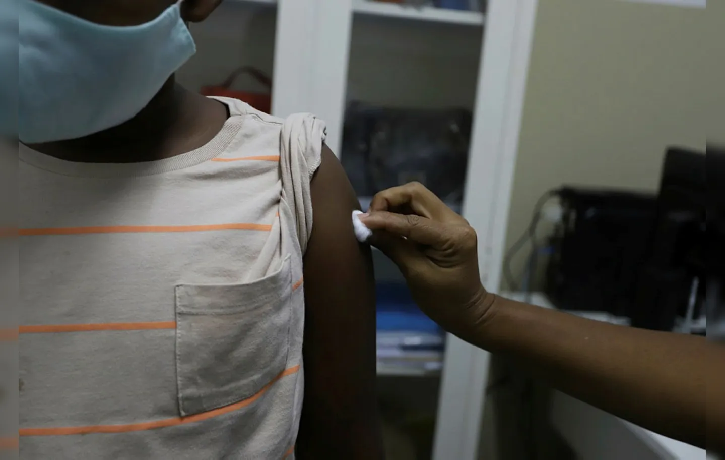 Criança sendo vacinada contra coronavírus
