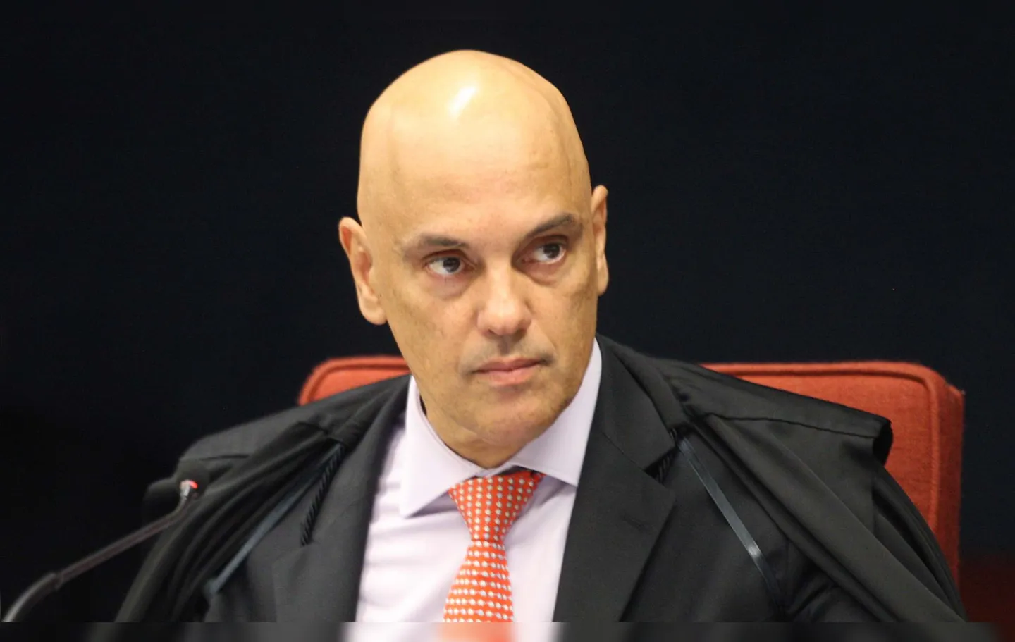 Alexandre de Moraes também determinou o afastamento imediato do governador do Distrito Federal