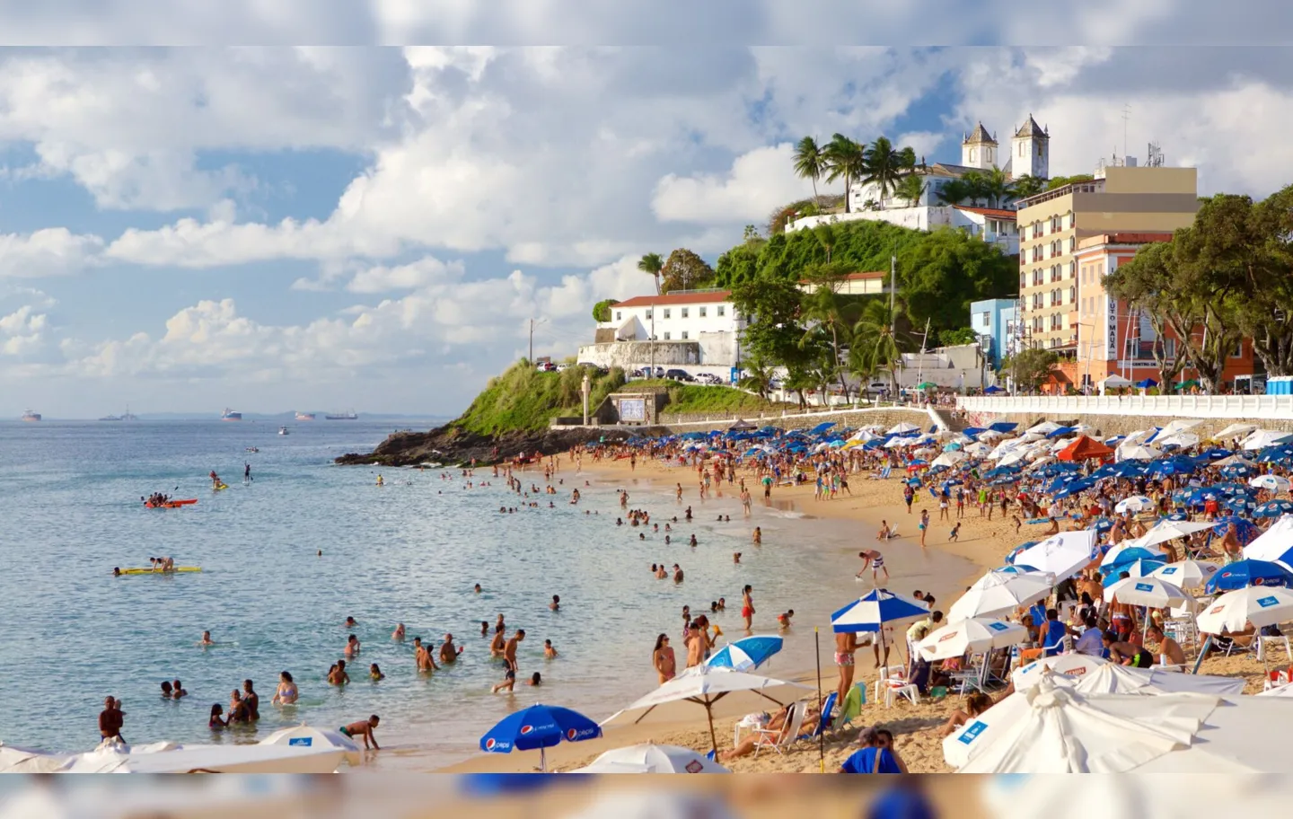 Praia do Porto da Barra costuma ter numeroso público aos fins de semana