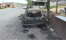 Imagem ilustrativa da imagem Motorista sofre queimaduras após carro pegar fogo na Estrada do Derba