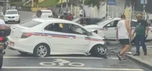 Imagem ilustrativa da imagem Táxi fica destruído após bater em poste na avenida Dom João VI