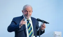 Imagem ilustrativa da imagem Lula critica teto de gastos e diz que "desmonta tudo que é do social"