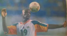 Imagem ilustrativa da imagem Gol sobre a França faz de Papa Bouba Diop herói senegalês