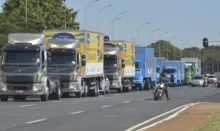 Imagem ilustrativa da imagem Bolsonaro suspende multa para motoristas sem exame toxicológico