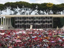 Imagem ilustrativa da imagem Após atingir lotação, Praça dos Três Poderes é fechada pela PM