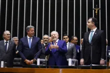 Imagem ilustrativa da imagem Lula é empossado no Congresso e se torna presidente do Brasil