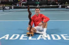 Imagem ilustrativa da imagem Novak Djokovic conquista seu primeiro título do ano em Adelaide