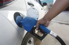 Imagem ilustrativa da imagem Preço médio da gasolina volta a passar dos R$ 5 no país